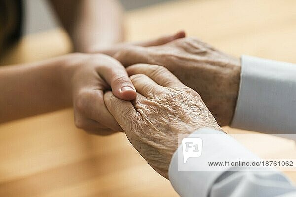 Krankenschwester hält älteren Mann s Hände Empathie. Auflösung und hohe Qualität schönes Foto