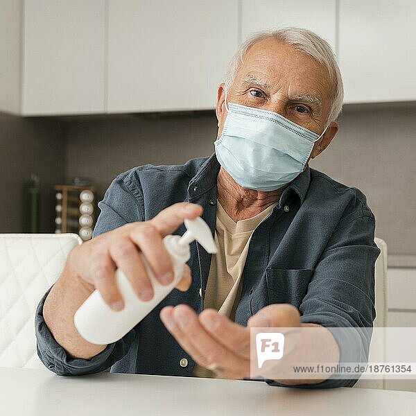 Vorderansicht Mann mit Maske Desinfektionsmittel