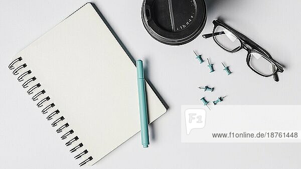 Leere Spirale Notizblock Stift Kaffeetasse Brille Pushpins weißem Hintergrund. Auflösung und hohe Qualität schönes Foto