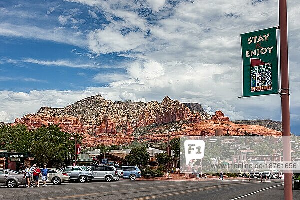 Blick auf die Main Street in Sedona  Arizona  USA am 30. Juli 2011. Nicht identifizierte Menschen  SEDONA  ARIZONA  USA  Nordamerika