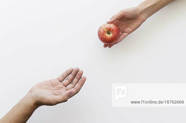 Hand geben Apfel bedürftige Person