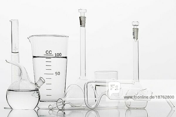 Chemische Zusammensetzung Labor mit weißem Hintergrund