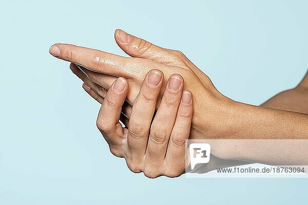 Person wäscht Hände in Innenräumen. Auflösung und hohe Qualität schönes Foto
