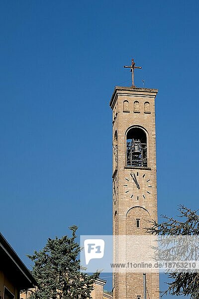 BERGAMO  LOMBARDY/ITALIEN - 5. OKTOBER: Glockenturm der Kirche St. Thomas der Apostel in Bergamo Italien am 5. Oktober 2019