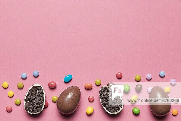 Edelstein Bonbons Schokolade Ostereier mit Choco-Chips rosa Hintergrund gefüllt. Auflösung und hohe Qualität schönes Foto