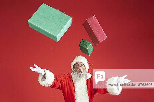 Mann Weihnachtsmannkostüm wirft Geschenke in die Luft . Auflösung und hohe Qualität schönes Foto
