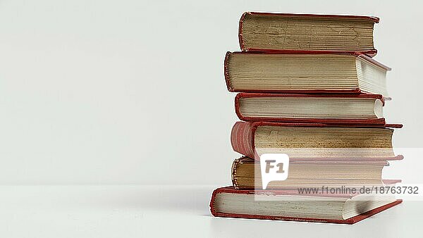 Alte Bücher mit weißem Hintergrund Foto auf pik. Auflösung und hohe Qualität schönes Foto