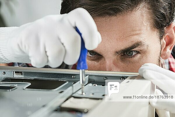 Männlicher Techniker repariert CPU-Schraubendreher. Foto mit hoher Auflösung