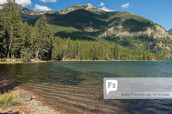 Landschaftlicher Blick auf den Holland Lake in Montana