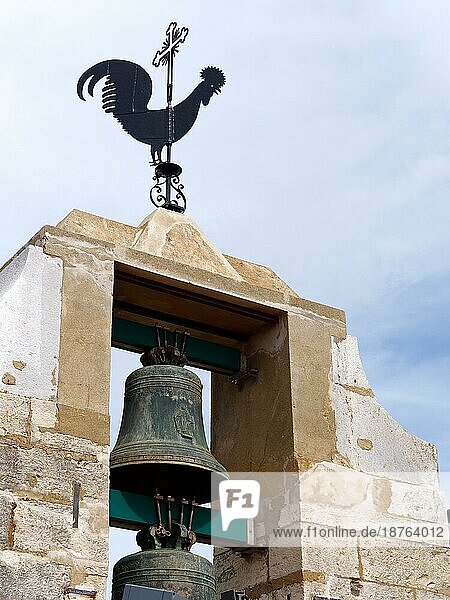 FARO  SÜDALGARVE/PORTUGAL - 7. MÄRZ: Der Glockenturm der Kathedrale in Faro Portugal am 7. März 2018