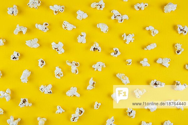 Erhöhte Ansicht Popcorn gelbe Oberfläche