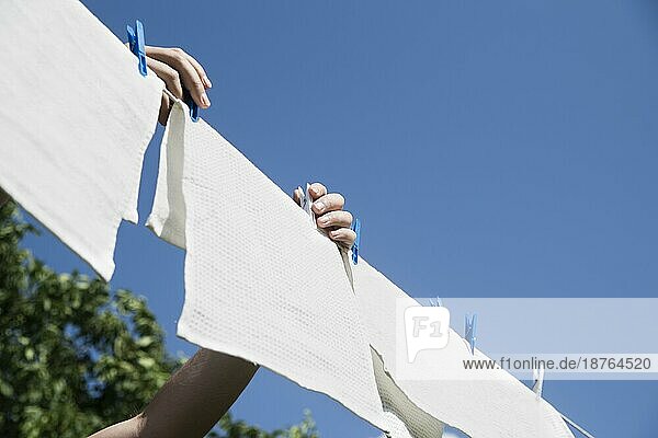 Weißer Wäschestrang zum Aufhängen im Freien