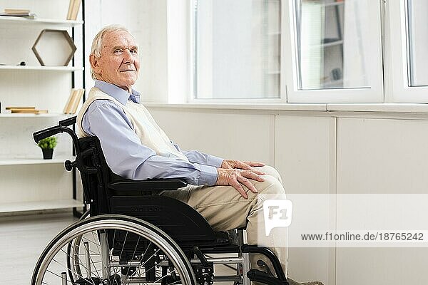 Seitenansicht älterer sitzender Rollstuhl. Foto mit hoher Auflösung