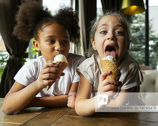 Medium shot Mädchen essen Eiscreme