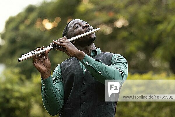 Afrikanisch-amerikanischer mann spielt instrument internationaler jazz-tag