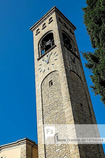 BERGAMO  LOMBARDY/ITALIEN - 5. OKTOBER: Glockenturm der Kirche St. Thomas der Apostel in Bergamo Italien am 5. Oktober 2019