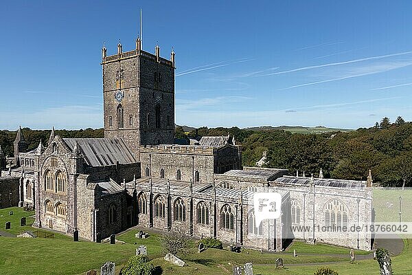 ST DAVID'S  PEMBROKESHIRE/UK - 13. SEPTEMBER : Blick auf die Kathedrale von St. David's in Pembrokeshire am 13. September 2019. Zwei unidentifizierte Personen