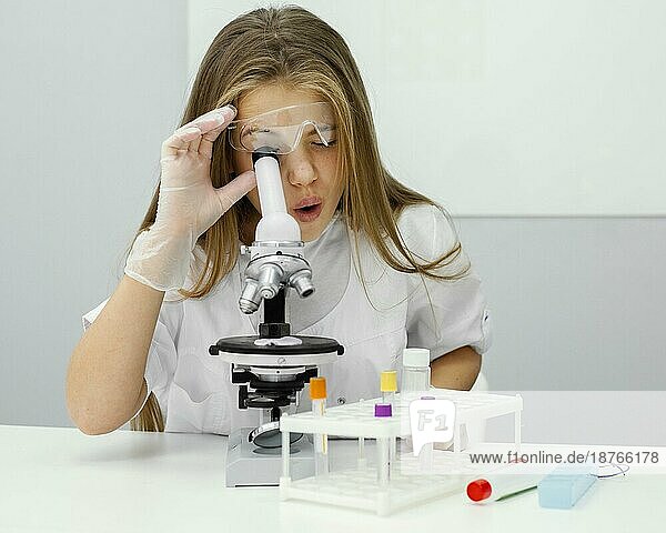 Junges Mädchen Wissenschaftlerin mit Mikroskop