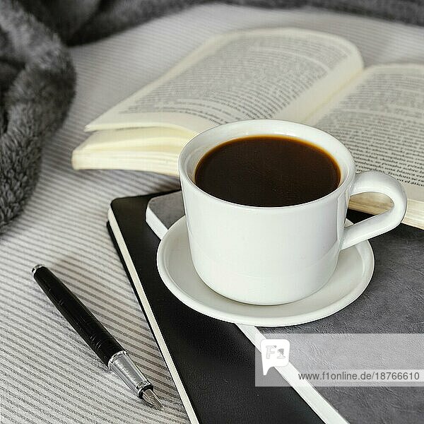 Kaffeetasse Buch hoher Winkel. Schönes Foto