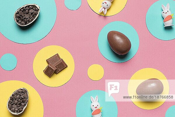 Draufsicht Ostereier Kaninchen Choco Chips runden Rahmen rosa Hintergrund. Hohe Auflösung Foto