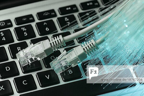 Blaue Glasfaser mit Ethernet-Kabel Laptop
