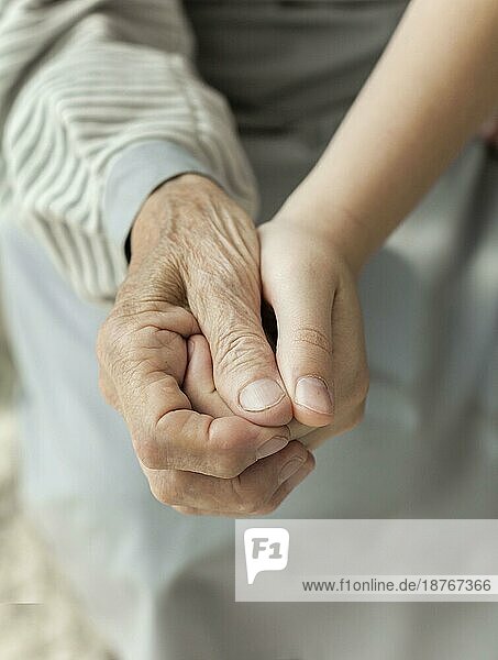 Nahaufnahme: Enkelin hält Großmutters Hand. Schönes Foto