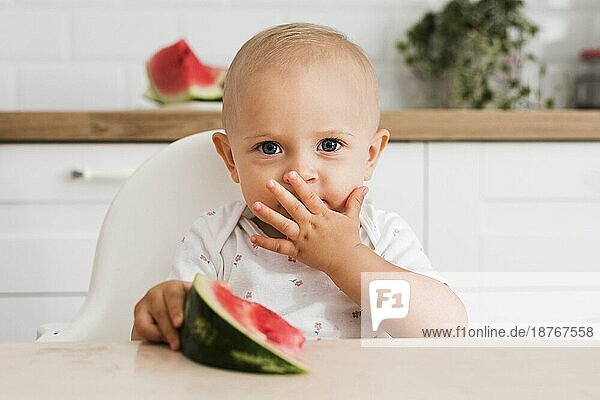 Vorderansicht schönes Baby ißt Wassermelone
