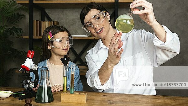 Lehrerin bei wissenschaftlichen Experimenten mit Mikroskop