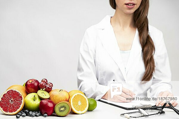 Ernährungsberaterin mit gesundem Obstsnack. Auflösung und hohe Qualität schönes Foto