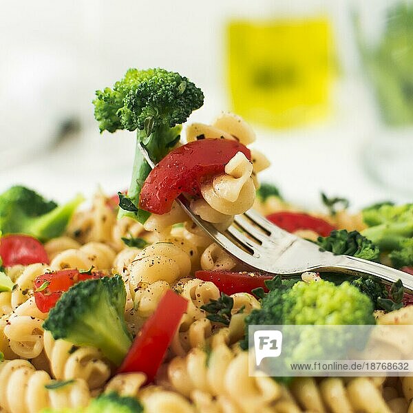 Nahaufnahme Gabel mit Brokkoli-Tomaten-Fusilli. Auflösung und hohe Qualität schönes Foto