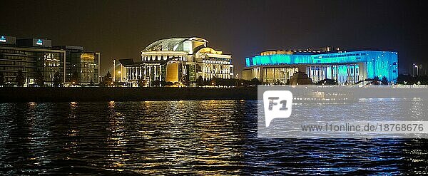 Nationaltheater und Ludwig-Museum in Budapest bei Nacht beleuchtet