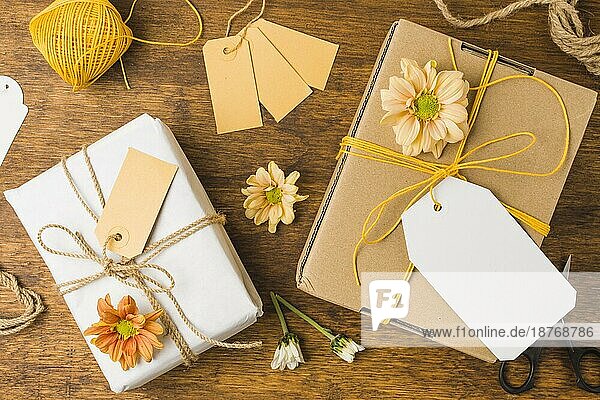 Verpackt Geschenk mit Tag Schnur gebunden schöne Blume Holzoberfläche. Hohe Auflösung Foto