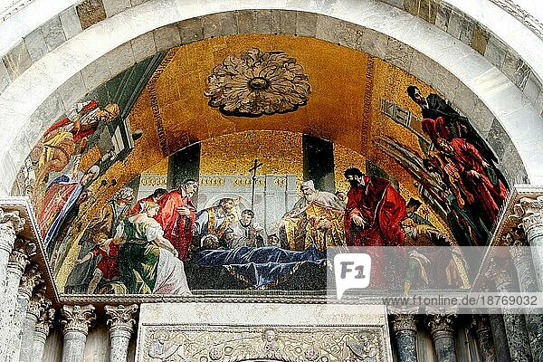Detail eines Bogens am Eingang der Basilica di San Marco a Venezia