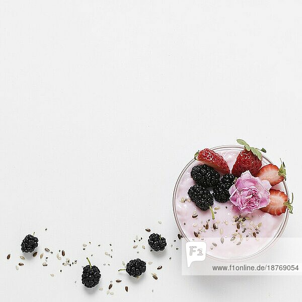 Flat lay Fruchtjoghurt mit Rose. Auflösung und hohe Qualität schönes Foto