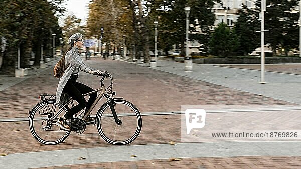 Frau stehend Fahrrad lange Schuss. Foto mit hoher Auflösung