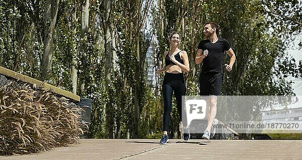 Vorderansicht Mann Frau joggen zusammen im Freien