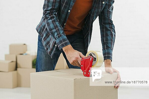 Nahaufnahme Mann Abdichtung Karton mit Klebeband. Auflösung und hohe Qualität schönes Foto