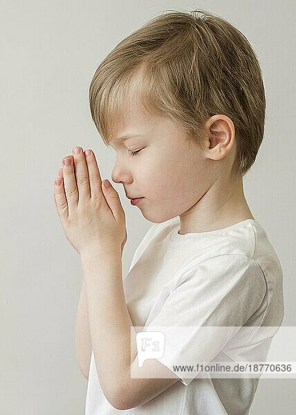 Seitenansicht kleiner Junge beim Beten