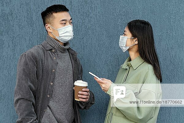 Junges japanisches Paar mit Maske