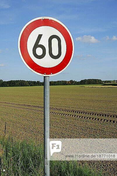 Verkehrszeichen für eine Geschwindigkeitsbegrenzung