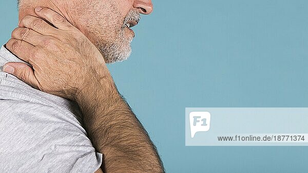 Seitenansicht älterer Mann mit Nackenschmerzen