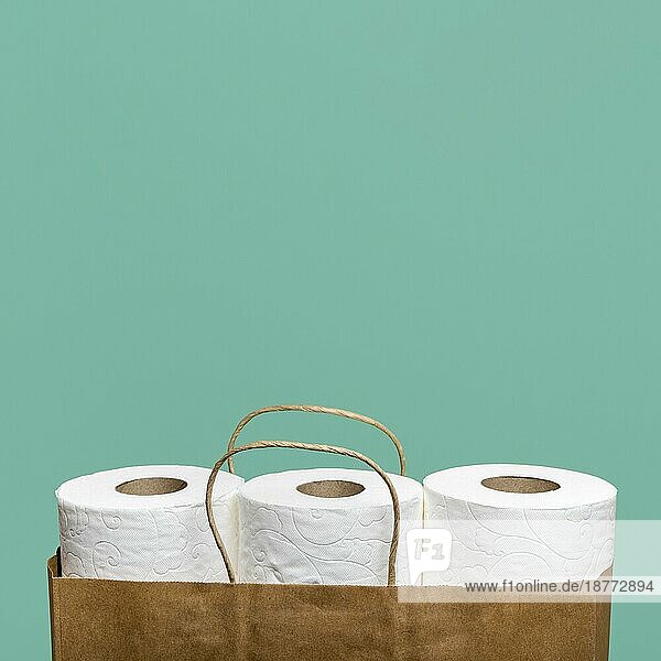 Vorderansicht drei Toilettenpapierrollen Papiertüte. Foto mit hoher Auflösung