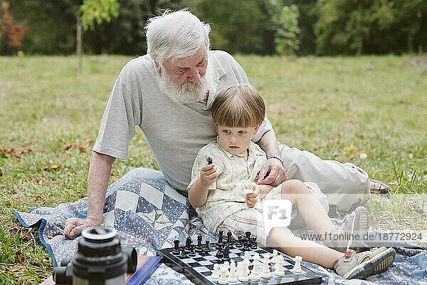 Vorderansicht Enkel sitzend mit Opa