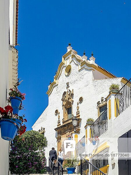 ESTEPONA  ANDALUCIA/SPAIN - 5. MAI: Kirche Nuestra Señora de los Remedios in Estepona  Spanien  am 5. Mai 2014. Zwei nicht identifizierte Personen  Europa
