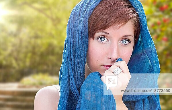 Hübsches blauäugiges junges rothaariges erwachsenes weibliches Porträt im Freien