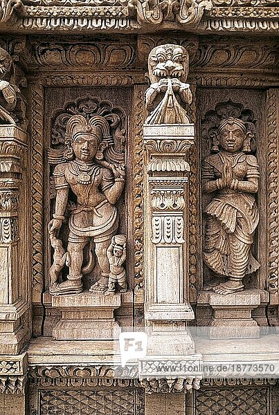 Lord Shiva Pichadanar und Verehrer  Holzschnitzereien aus dem 17. Jahrhundert im Meenakshi-Sundareswarar-Tempel Chariot in Madurai  Tamil Nadu  Südindien  Indien  Asien