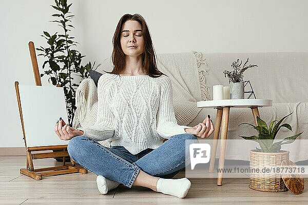 Weiblich meditierend innen Porträt