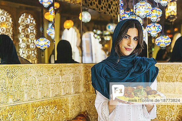 Frau hält Schüssel mit arabischem Essen