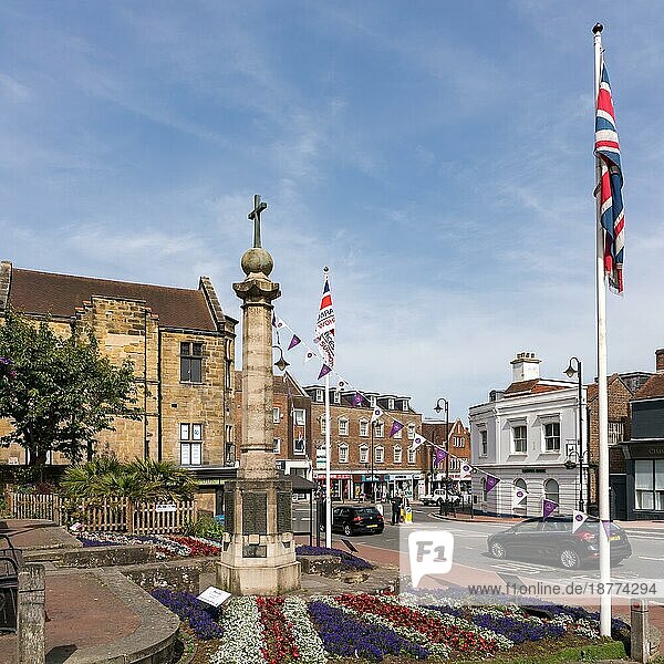 Blick auf das Kriegerdenkmal in East Grinstead am 17. Juni 2022. Zwei nicht identifizierte Personen  EAST GRINSTEAD  WEST SUSSEX  Großbritannien  Europa