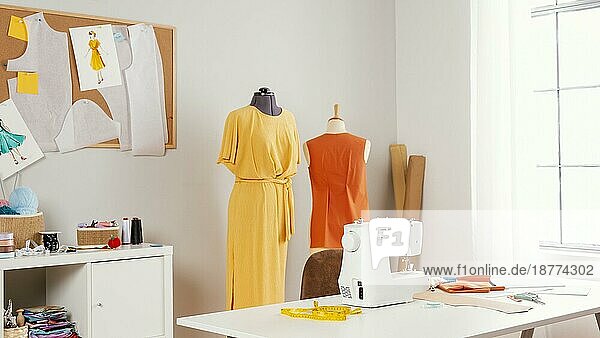Werkstatt mit Kleider-Nähmaschine. Auflösung und hohe Qualität schönes Foto